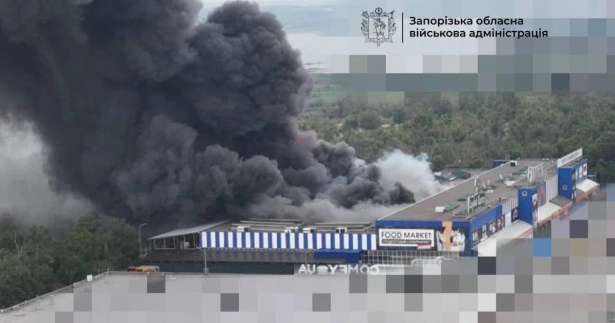 Росіяни вдарили по торговельному центру в Запоріжжі (відео)
